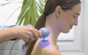 Ultrazvuková terapie BTL HandsFree Sono — aplikace sondy na krční páteř