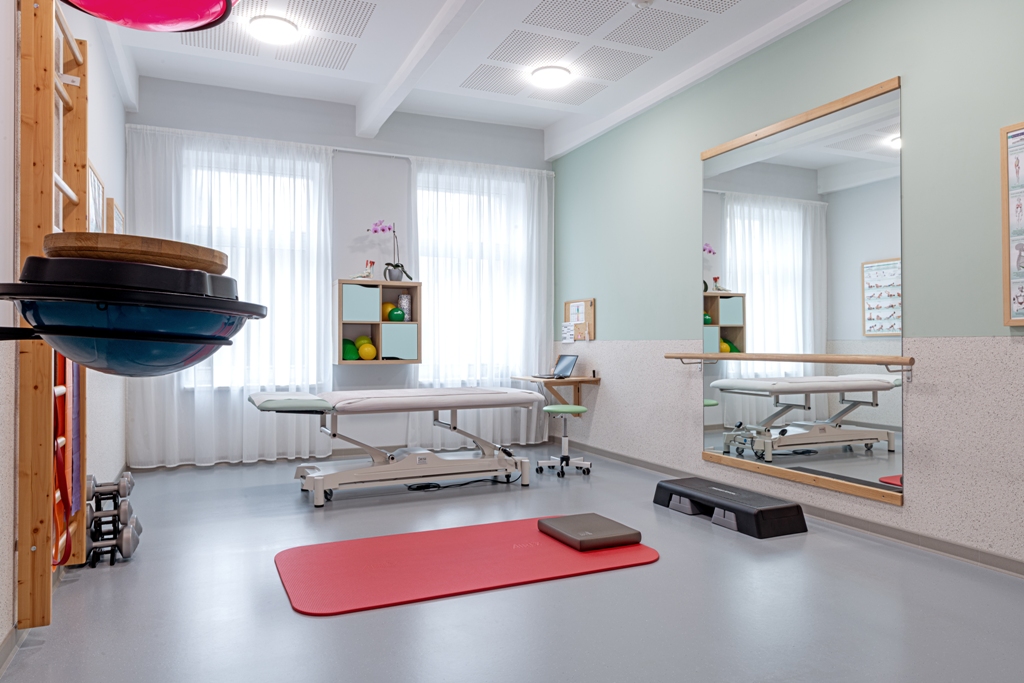 Cvičebna kliniky Eurekofyzio se zrcadlem, žebřinami, terapeutickým lehátkem a cvičební podložkou